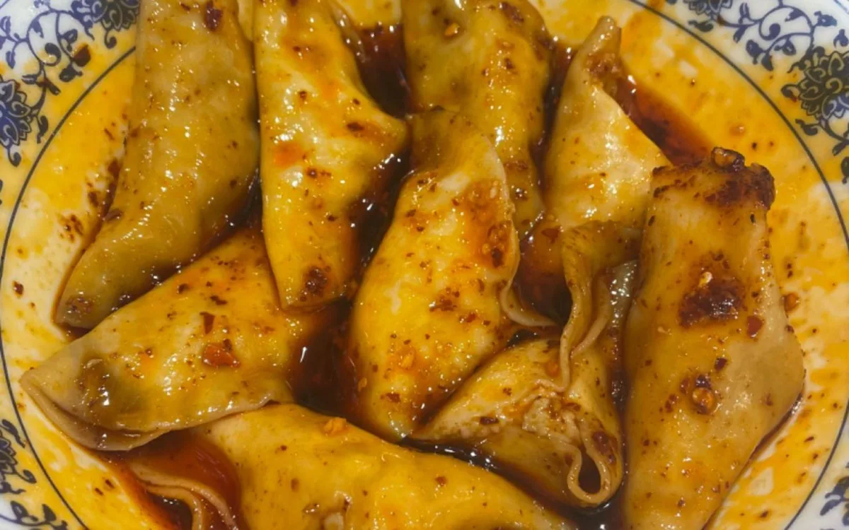成都钟水饺配红油酱汁