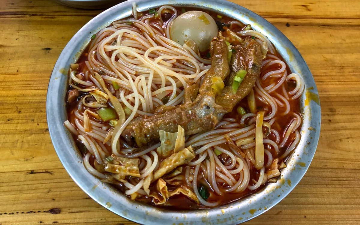 柳州螺蛳粉配酸笋腐竹和花生