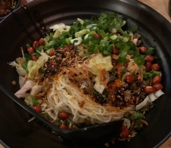 武汉热干面拌有芝麻酱和葱花