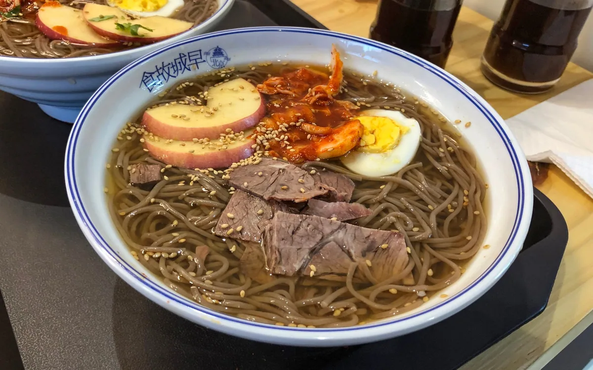 延吉风格冷面配牛肉鸡蛋和蔬菜