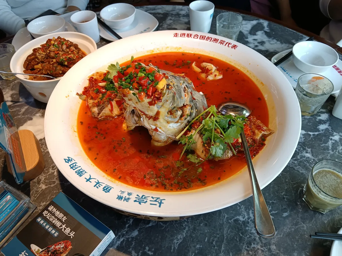 覆盖红色剁椒的蒸鱼头