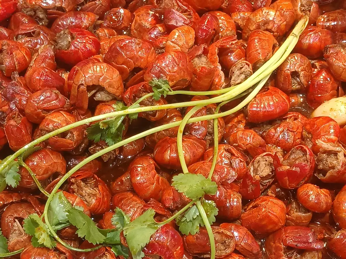 红油与香料烹制的口味虾