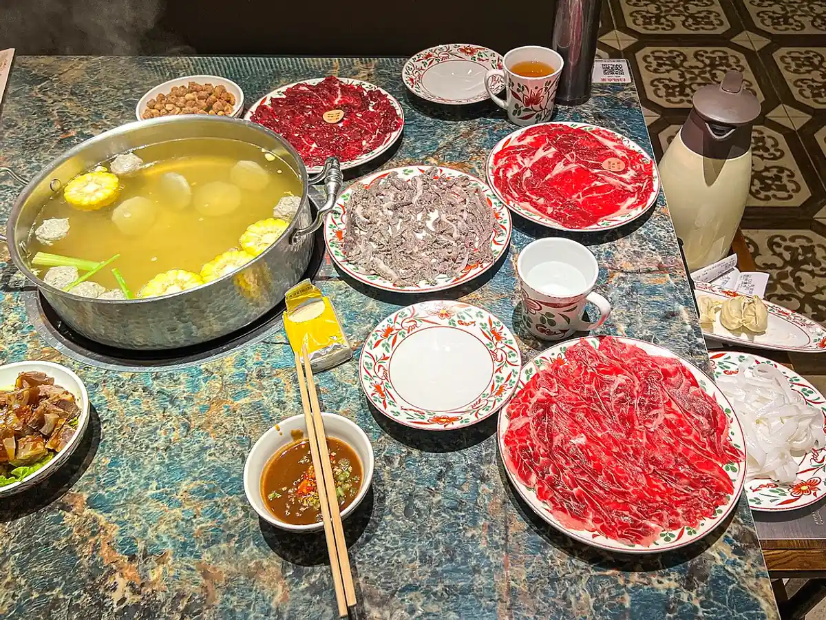 锅边摆放鲜切牛肉的潮汕牛肉火锅