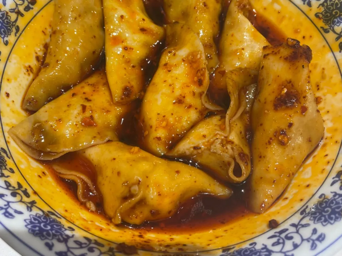 红油酱汁中的成都钟水饺