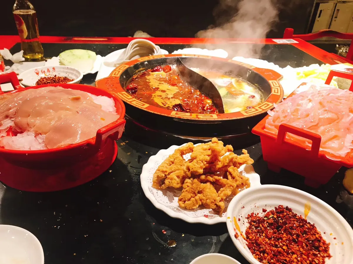 翻滚红汤中的重庆火锅食材