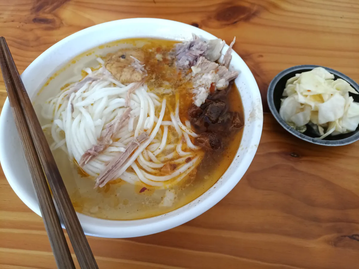 Weishan ersi rice noodles with tender pork and scallions