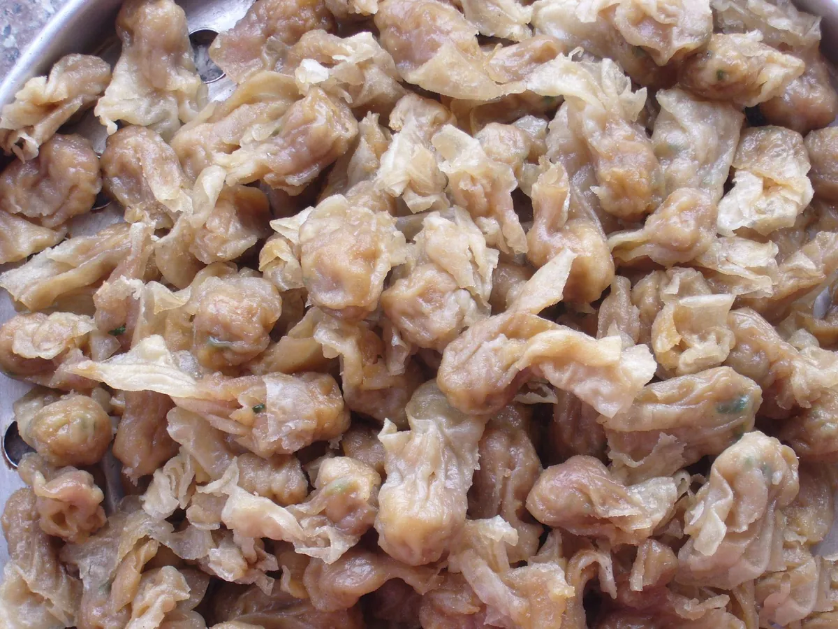 Fuzhou rouyan pork dumplings arranged on a tray
