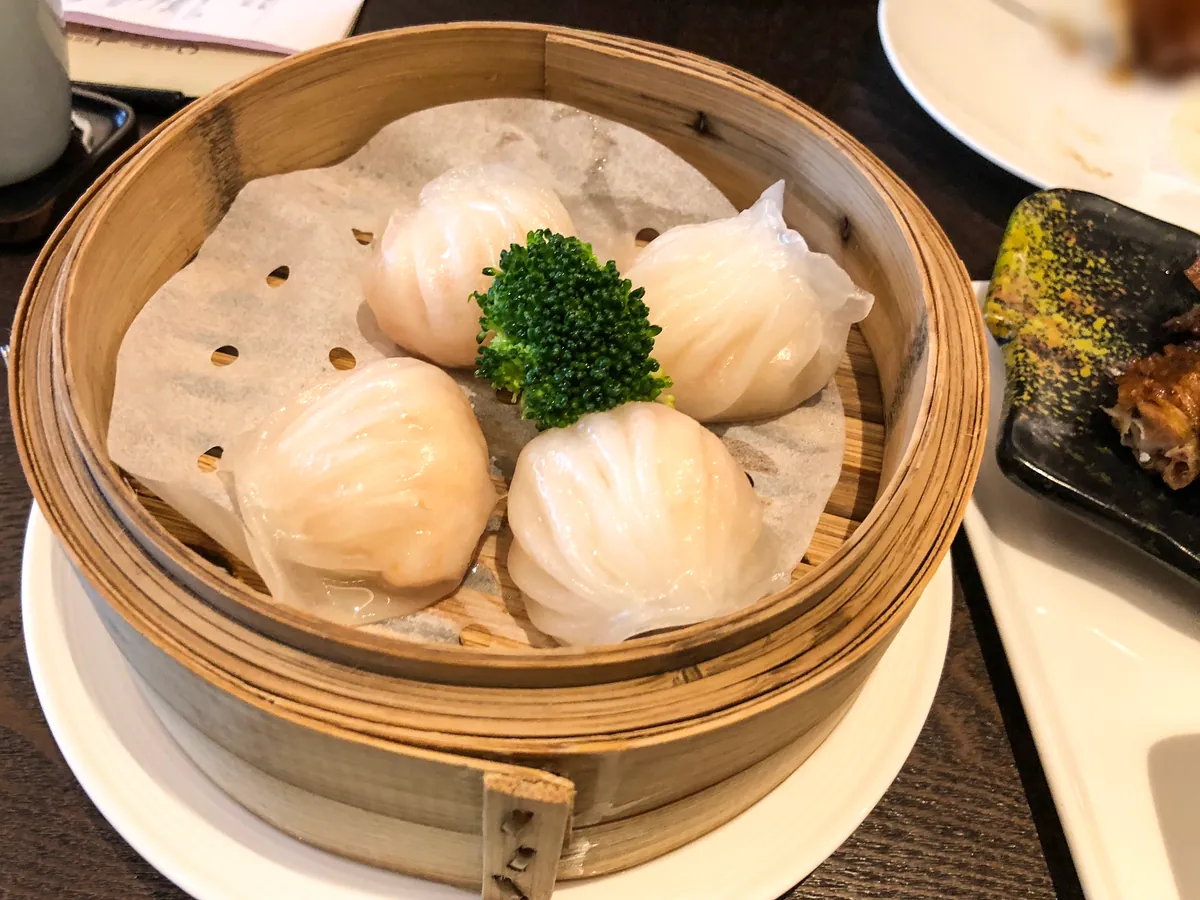 竹蒸笼中的透明虾饺