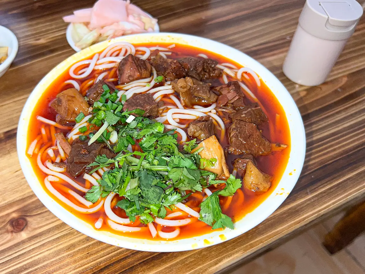 红烧牛肉铺在贵州米粉上