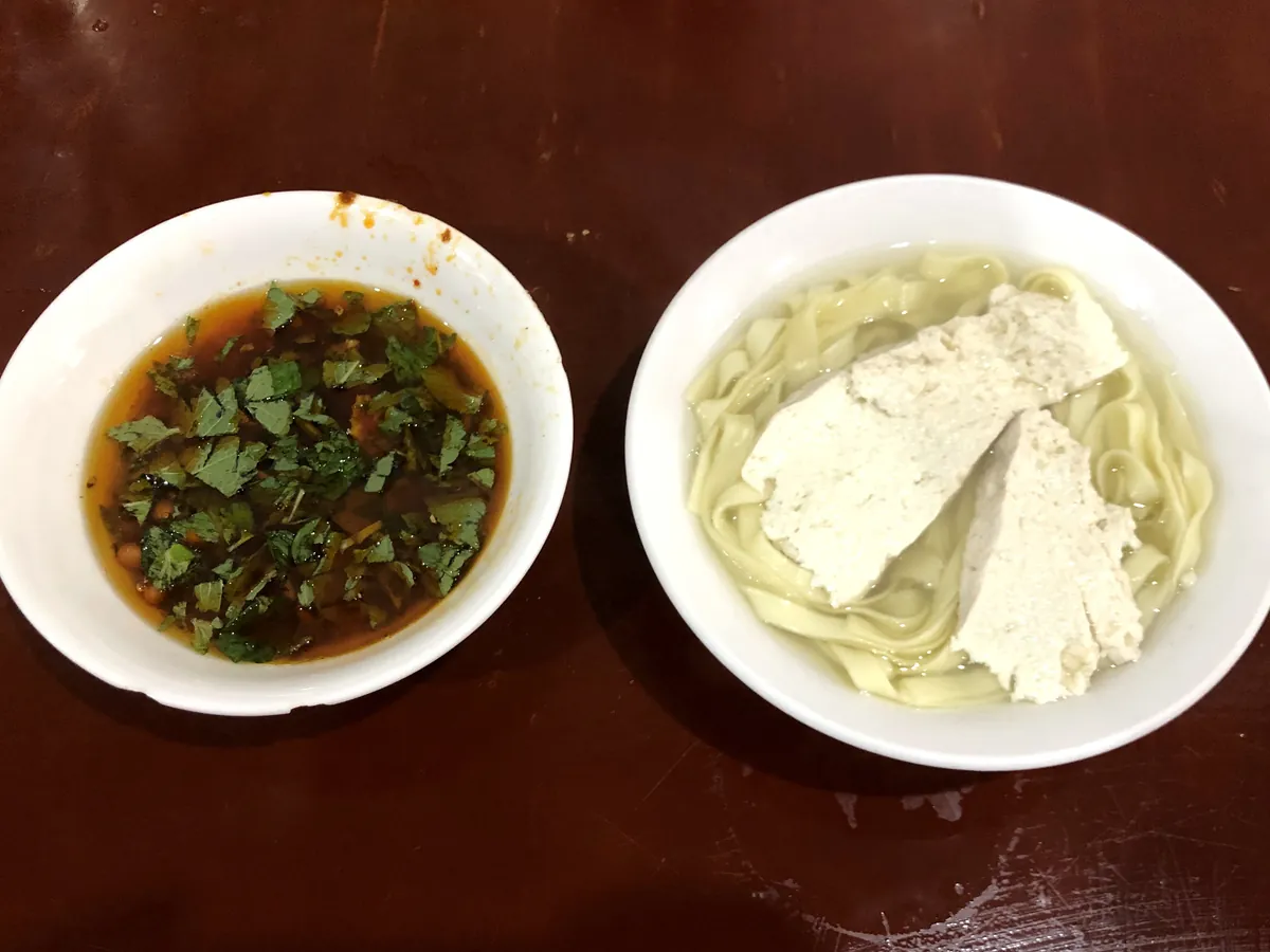豆花与辣椒蘸水搭配的贵州面