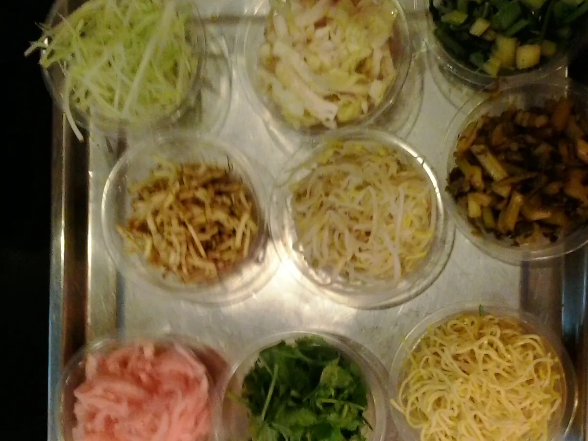 薄饼与各色菜丝组成的贵阳丝娃娃