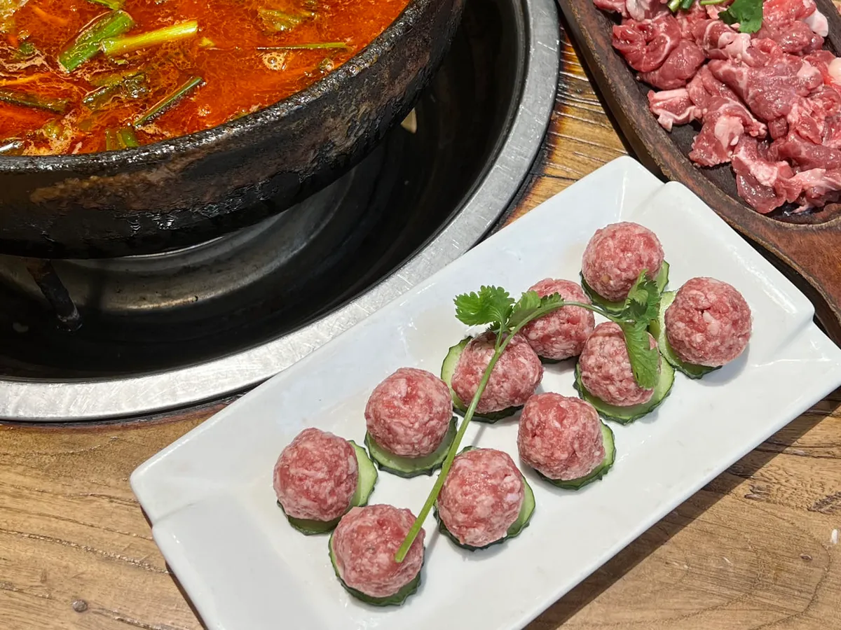 红亮酸汤中涮煮的贵州牛肉
