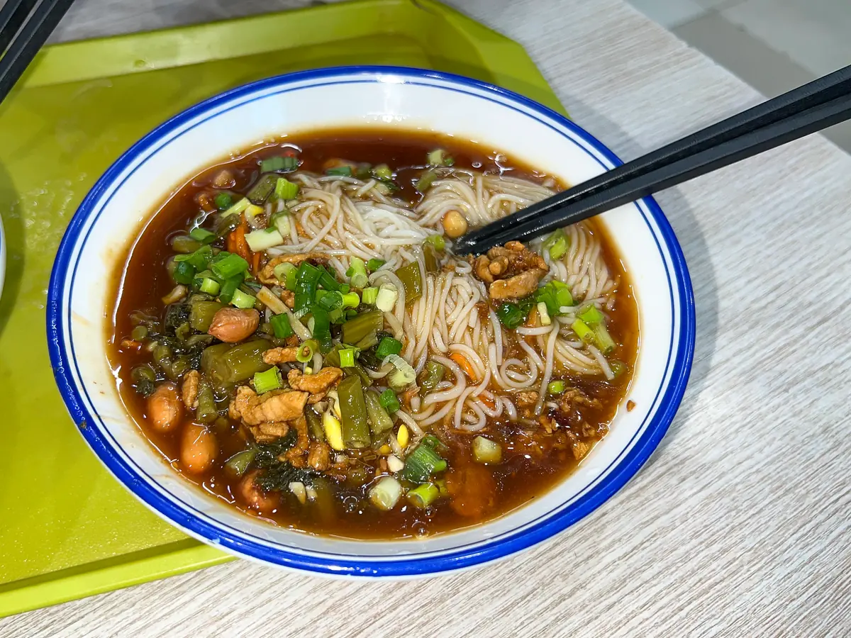 Hainanfen rice noodles mixed with gravy and garnishes
