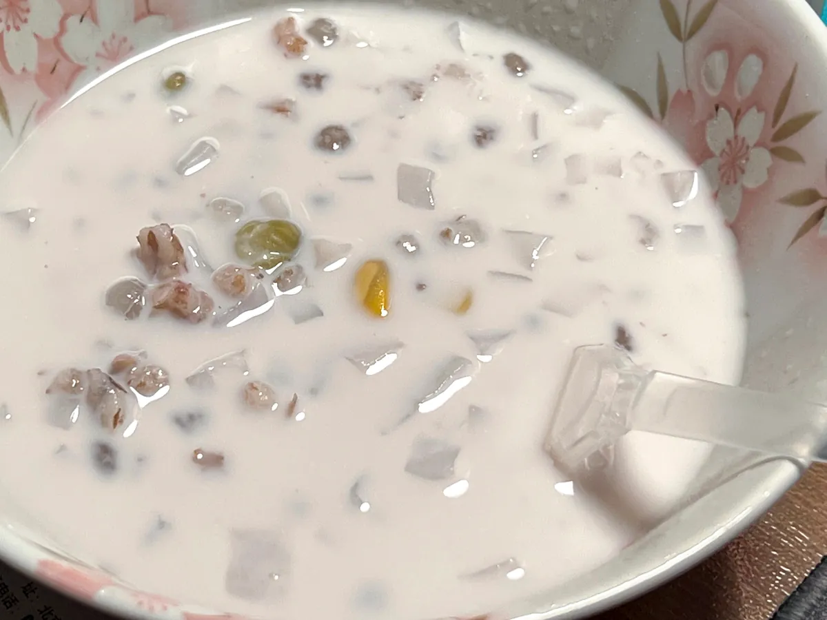 Hainan qingbuliang dessert with coconut milk, grains, and fruit