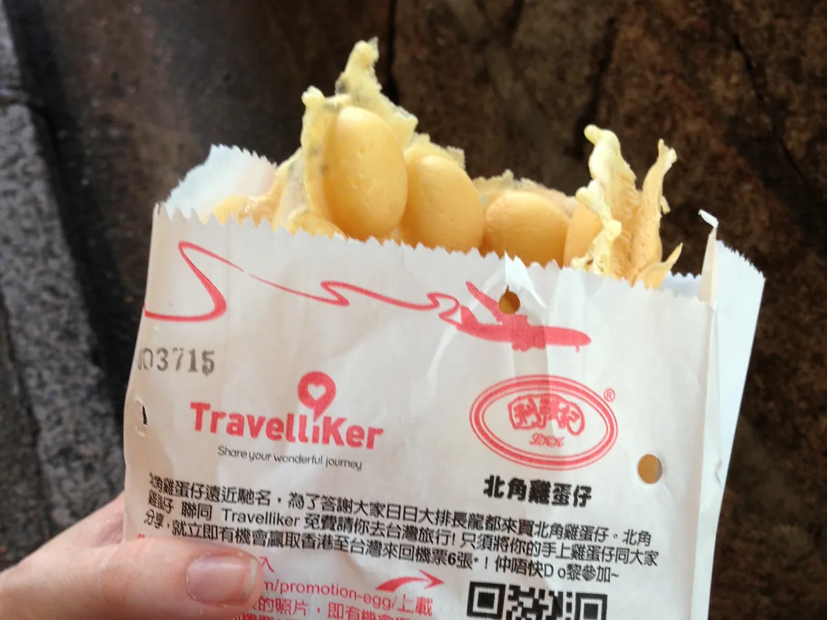 纸袋中刚烤好的香港鸡蛋仔