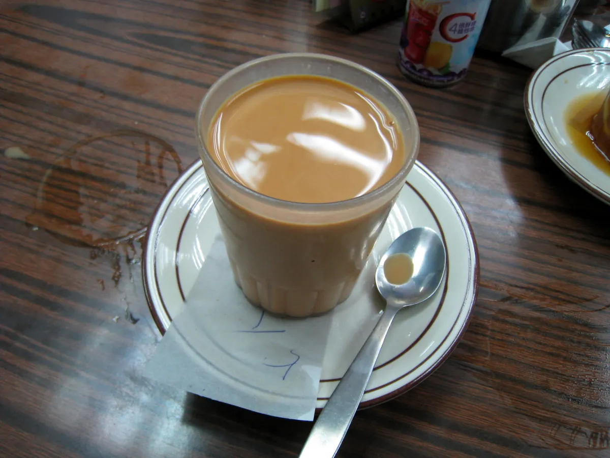 杯中醇厚顺滑的港式奶茶