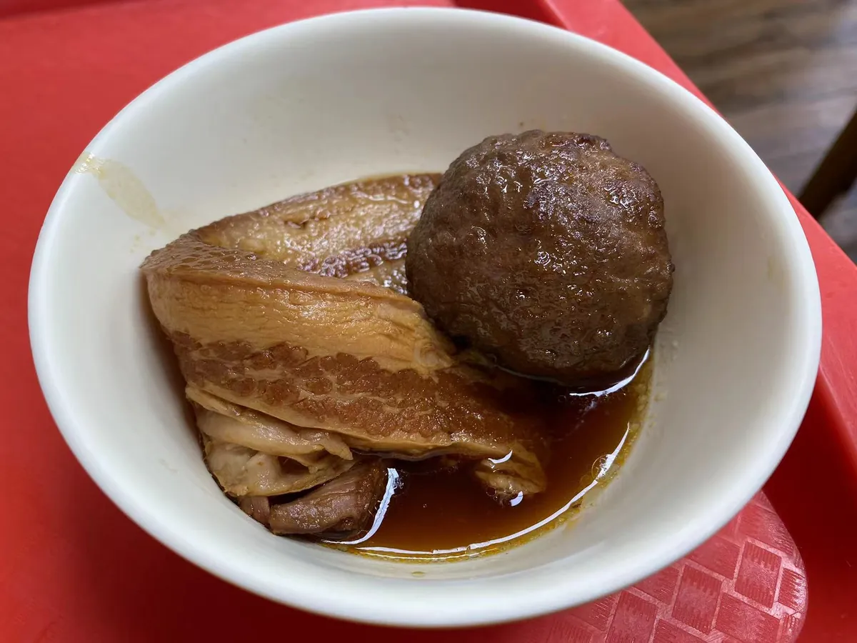米饭旁摆放把子肉与肉丸