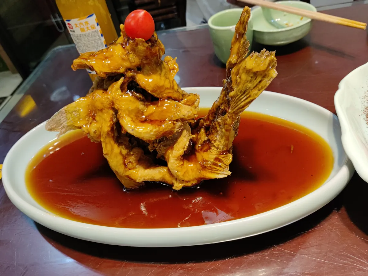 浇有亮红酸甜汁的糖醋鲤鱼