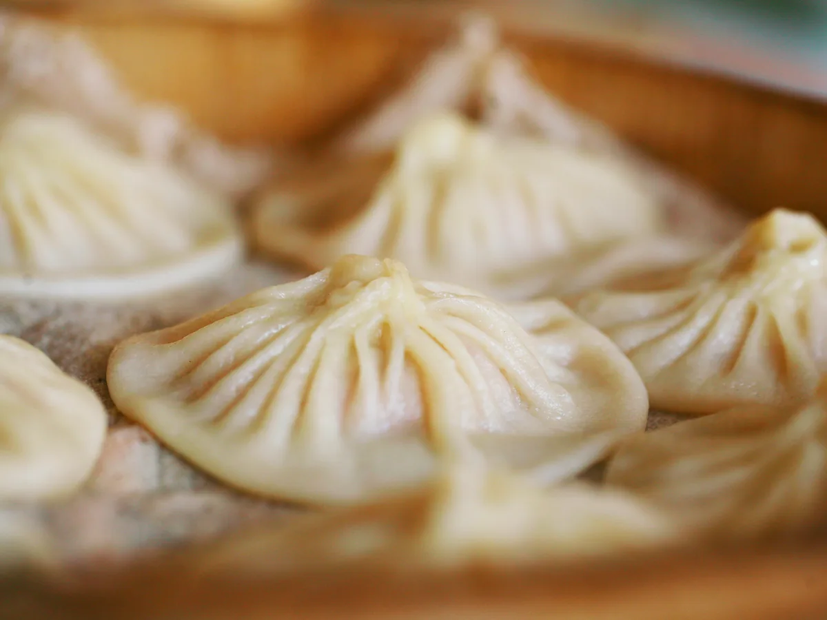 蒸笼中褶口细密的开封灌汤包