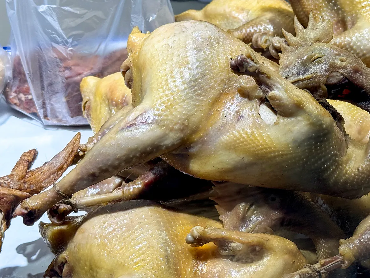 熟食摊上金黄的开封桶子鸡