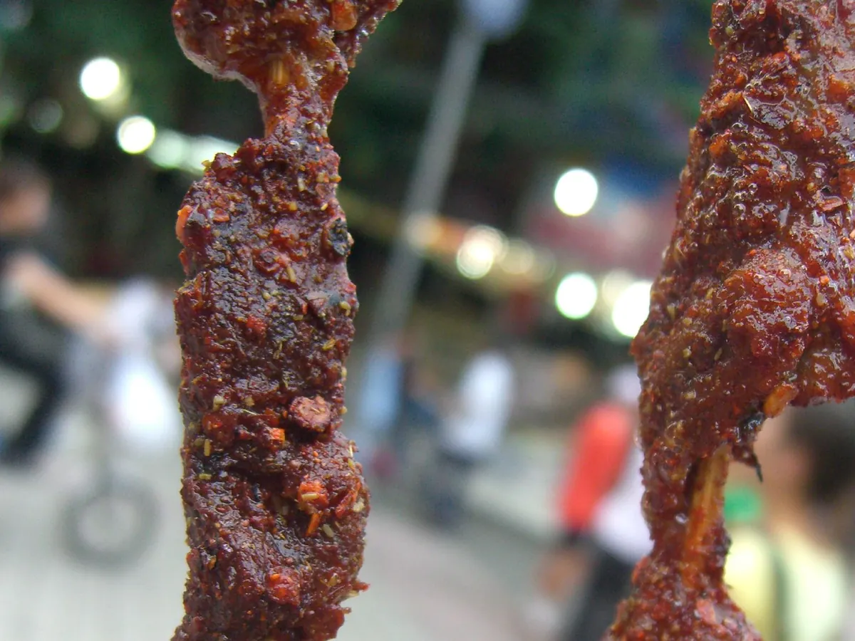 炭火烤制并撒有孜然的新疆羊肉串