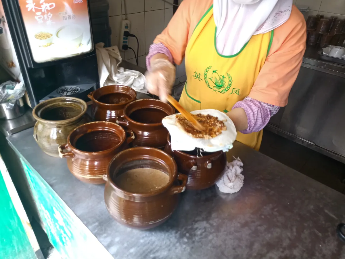 Kunming grilled erkuai spread with sauce and fillings