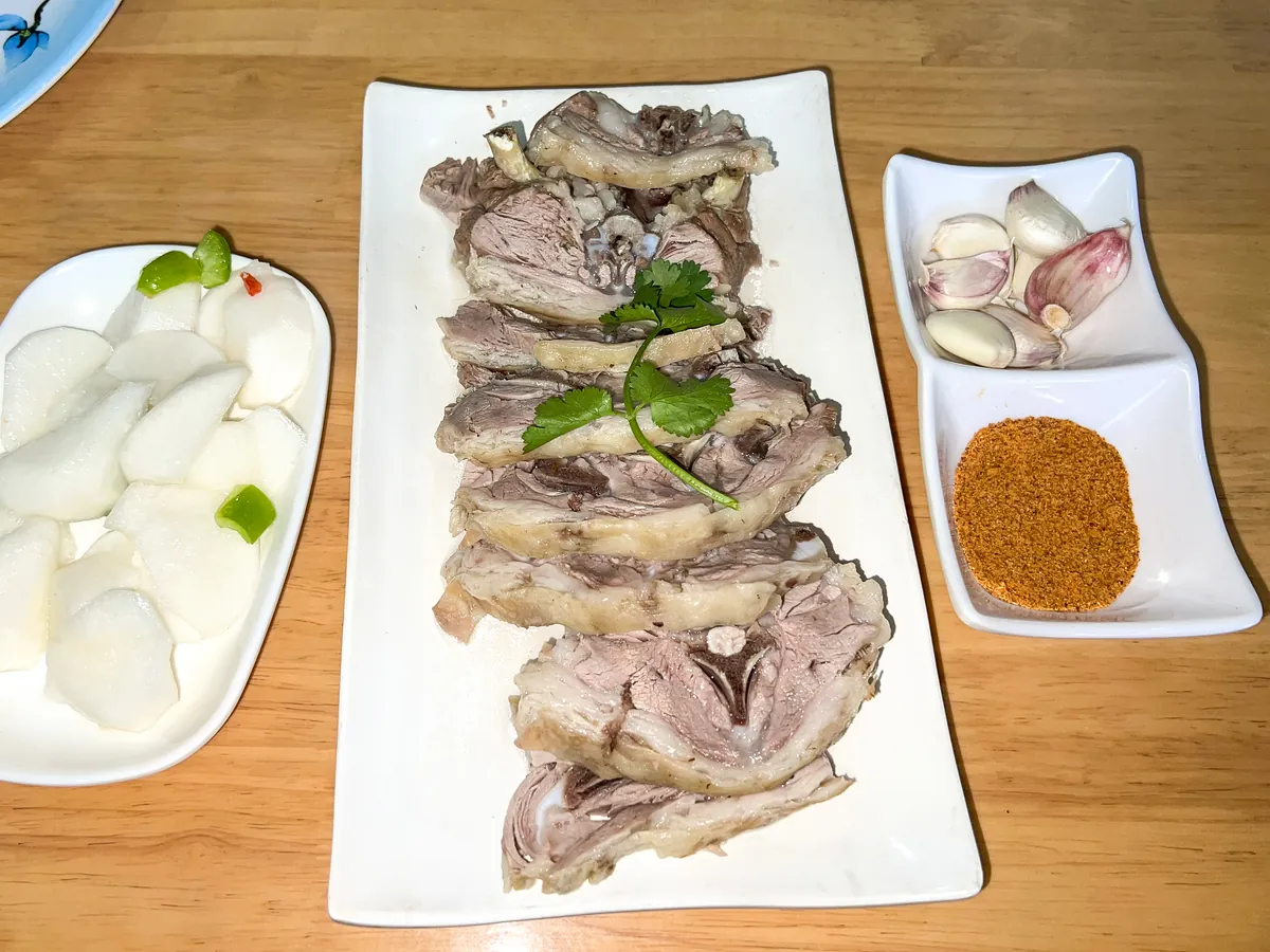 Gansu hand-grabbed lamb cut into tender pieces