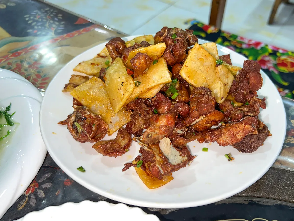Mosuo rice-cake chicken at a restaurant in Ninglang