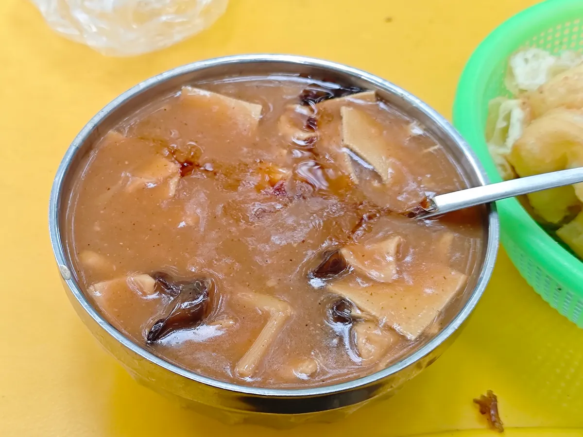 Thick Luoyang hulatang with gluten pieces and vegetables