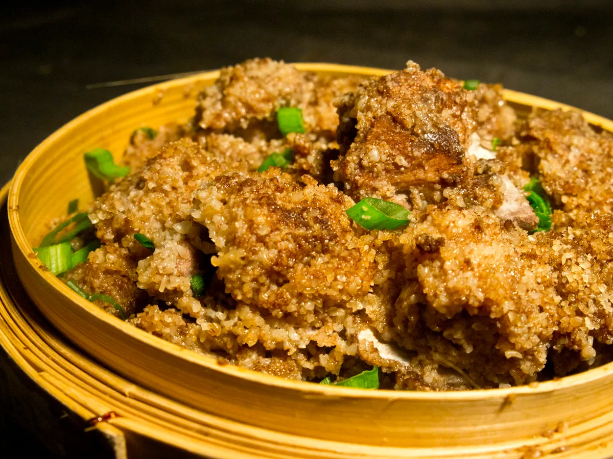 Steamed pork coated with seasoned rice powder