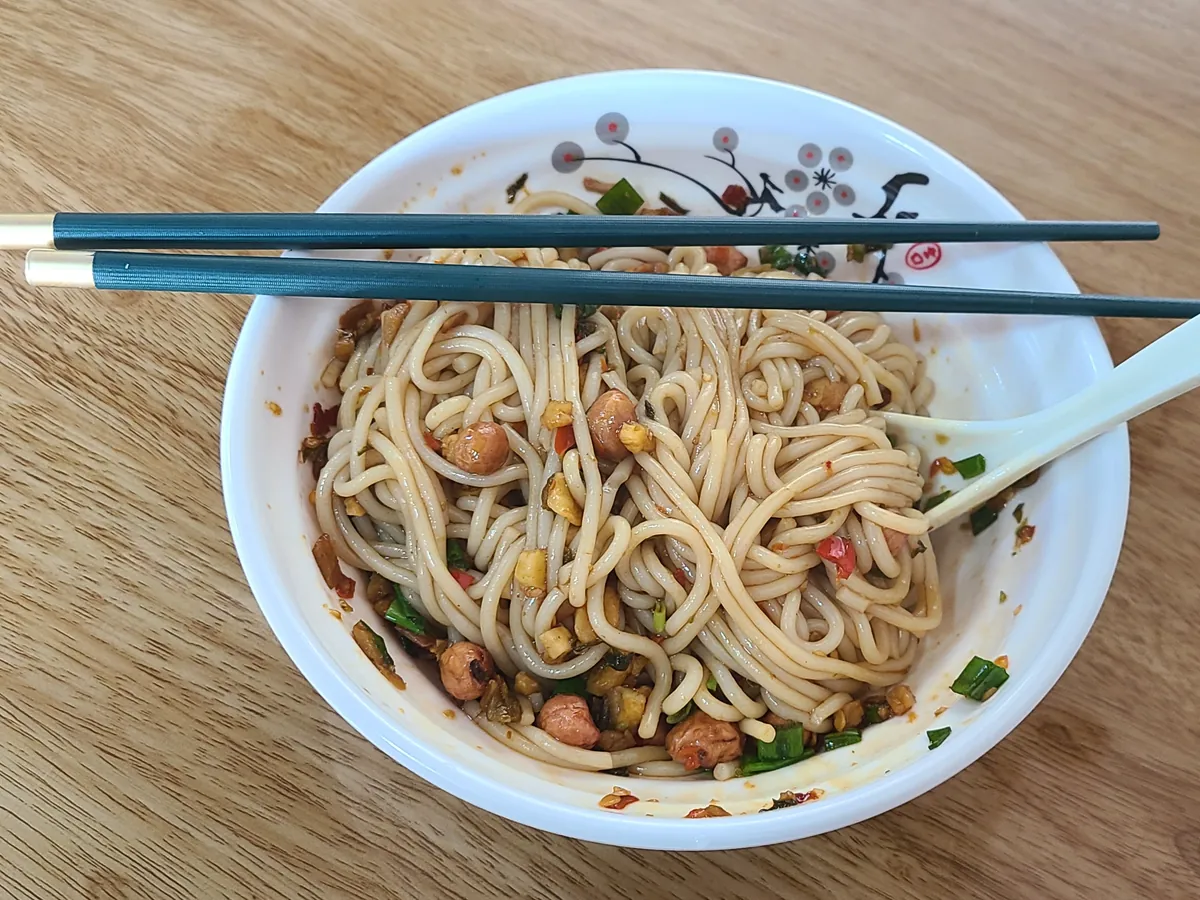 Nanchang banfen mixed with chili oil and small garnishes
