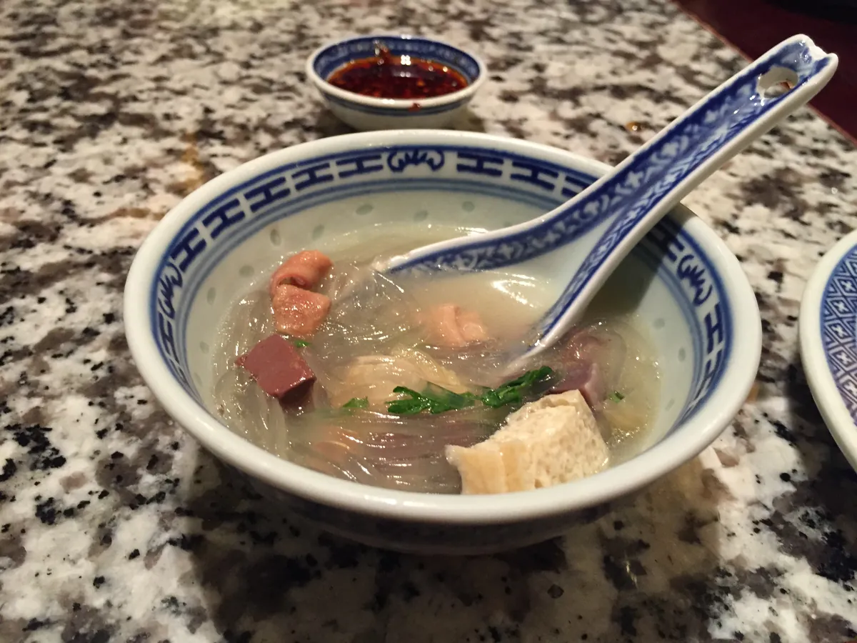 鸭血与粉丝浸在鲜汤中的南京小吃