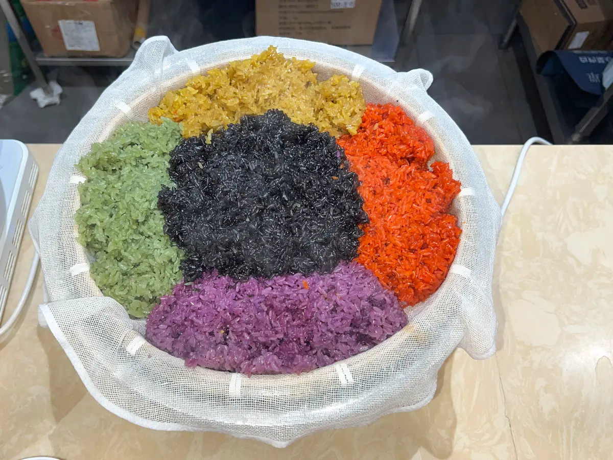 植物染色蒸成的广西五色糯米饭