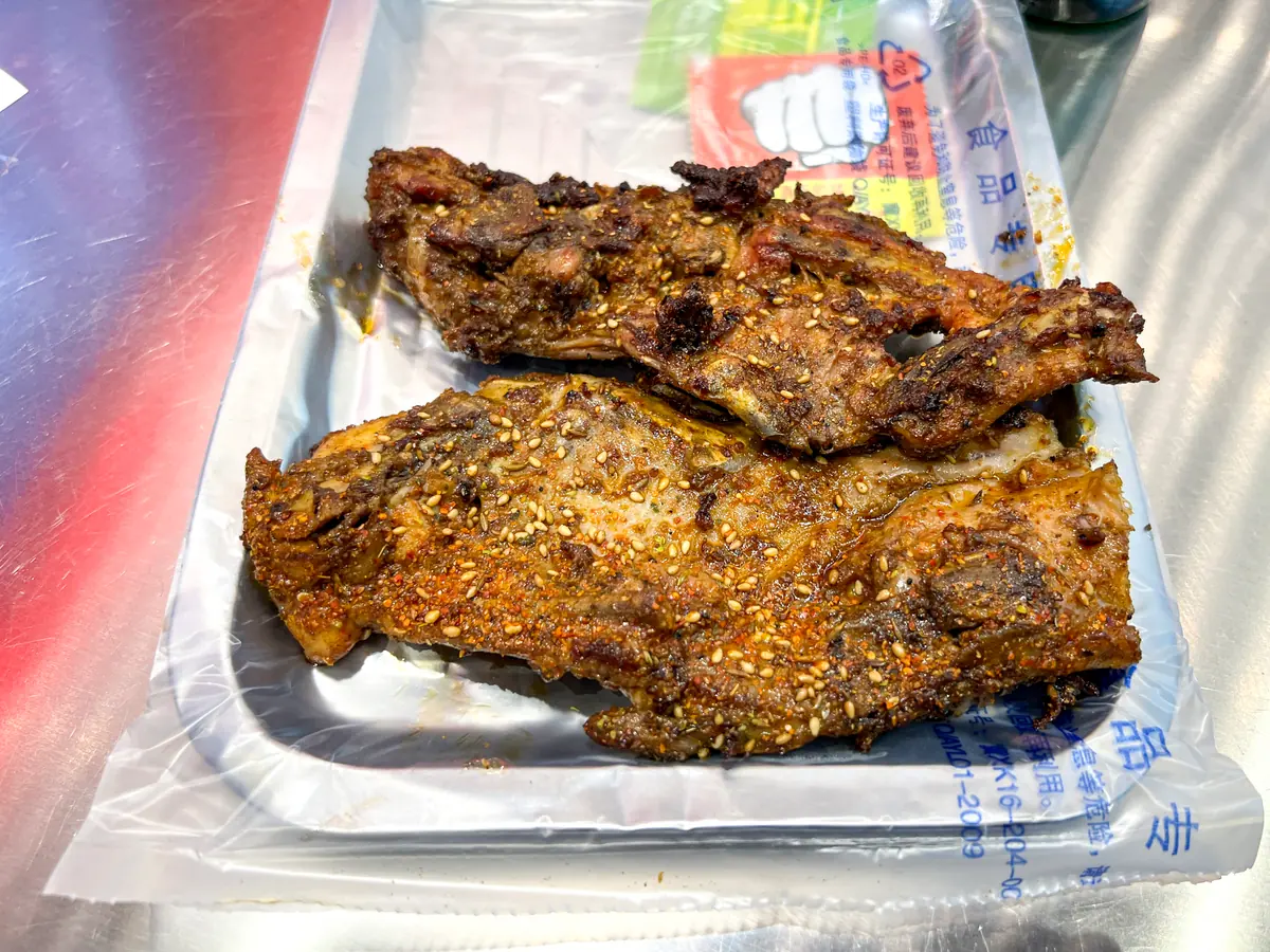 刷酱烤至焦香的沈阳鸡架