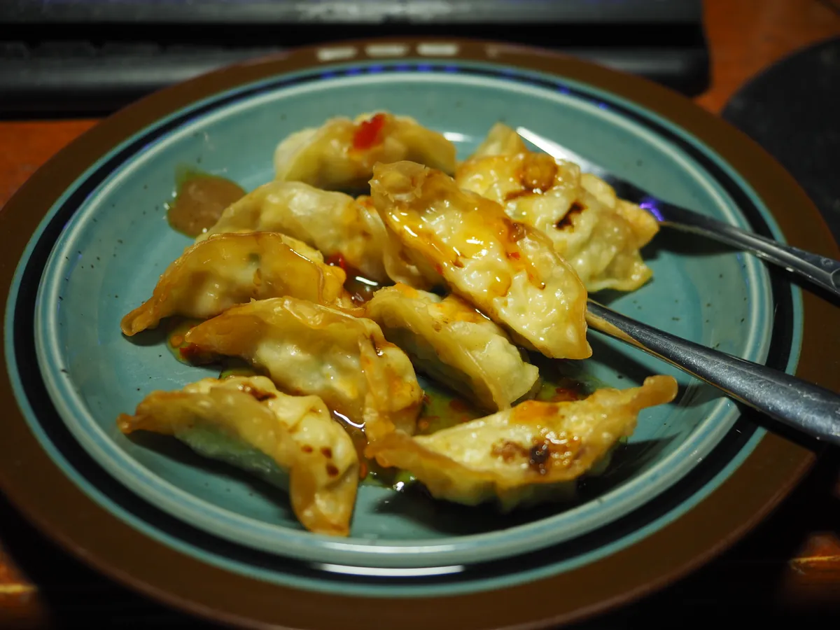 盘中整齐摆放的沈阳老边饺子