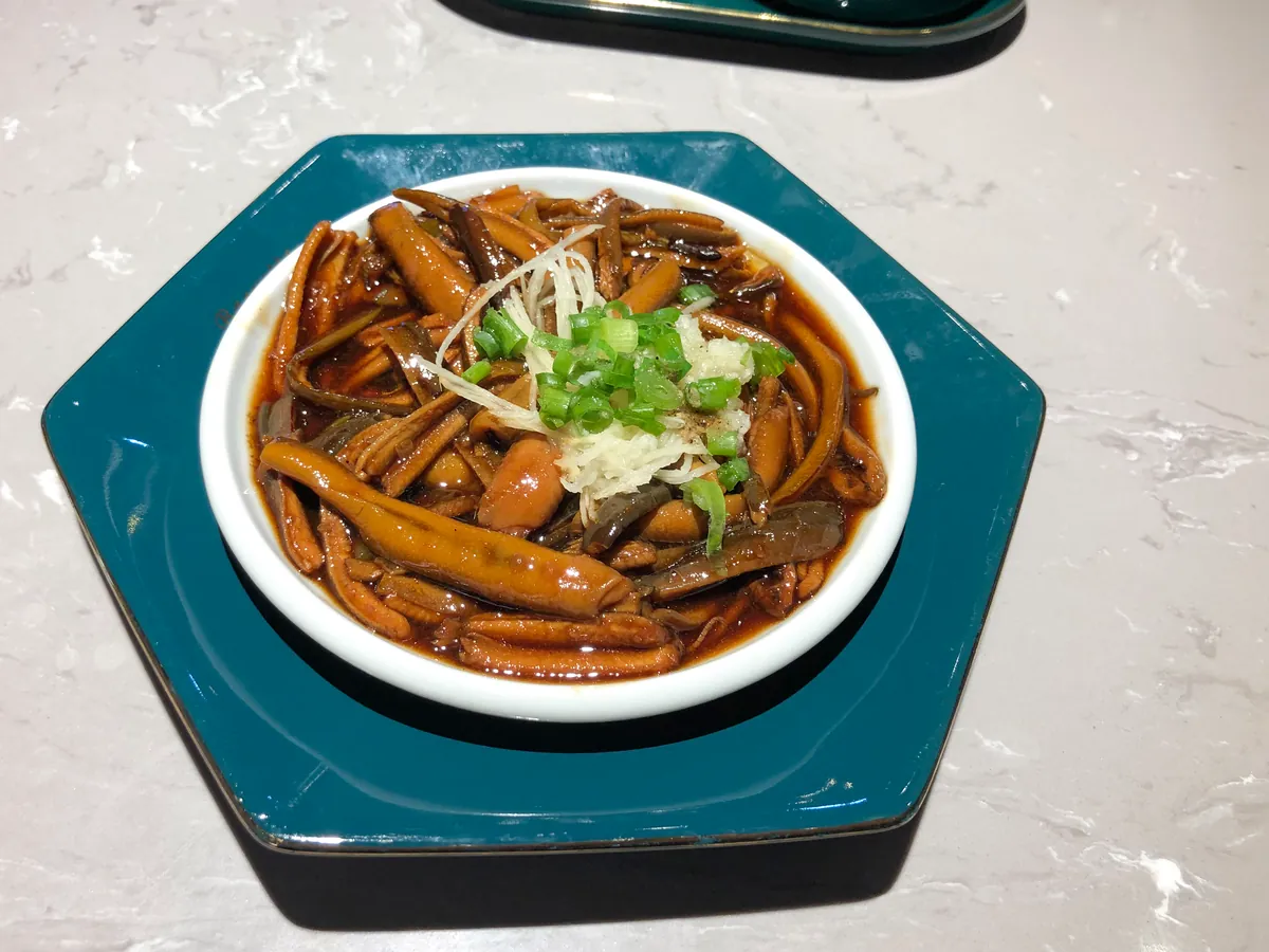 Suzhou shredded eel finished with garlic, ginger, and sizzling oil