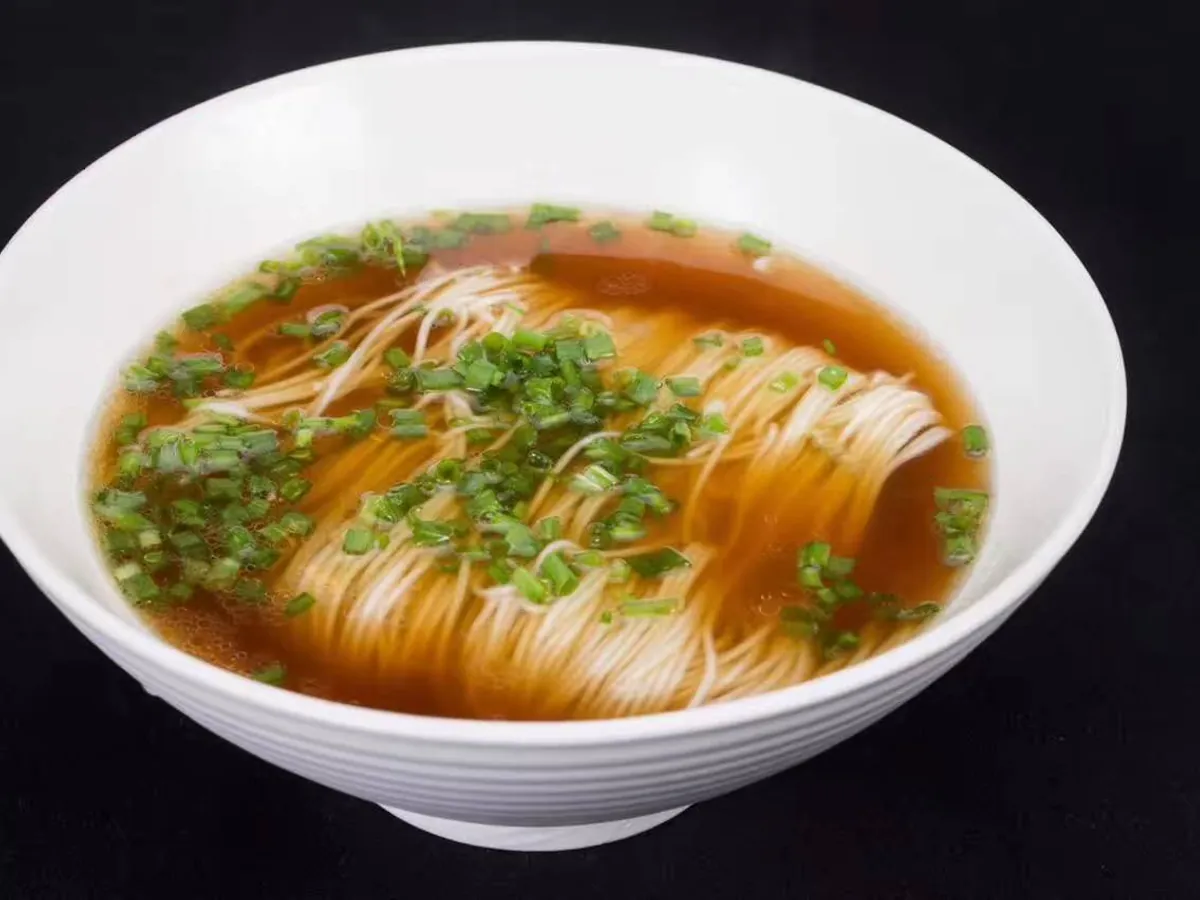 Fine Su-style noodles in broth with a seasonal topping