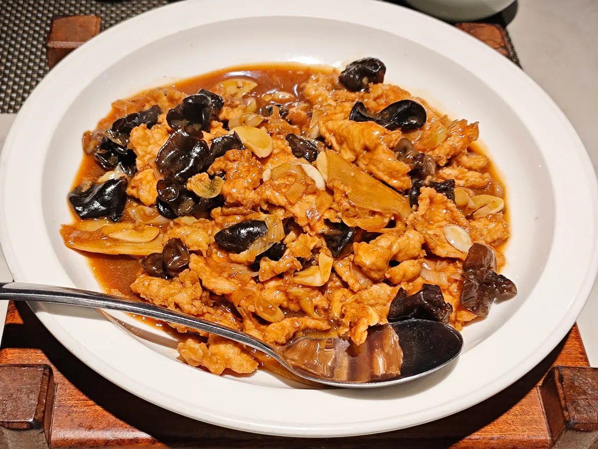 Shanxi guoyourou stir-fried with wood ear and vegetables