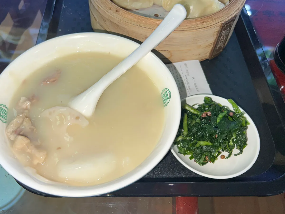 Taiyuan tounao soup served with pickled leeks