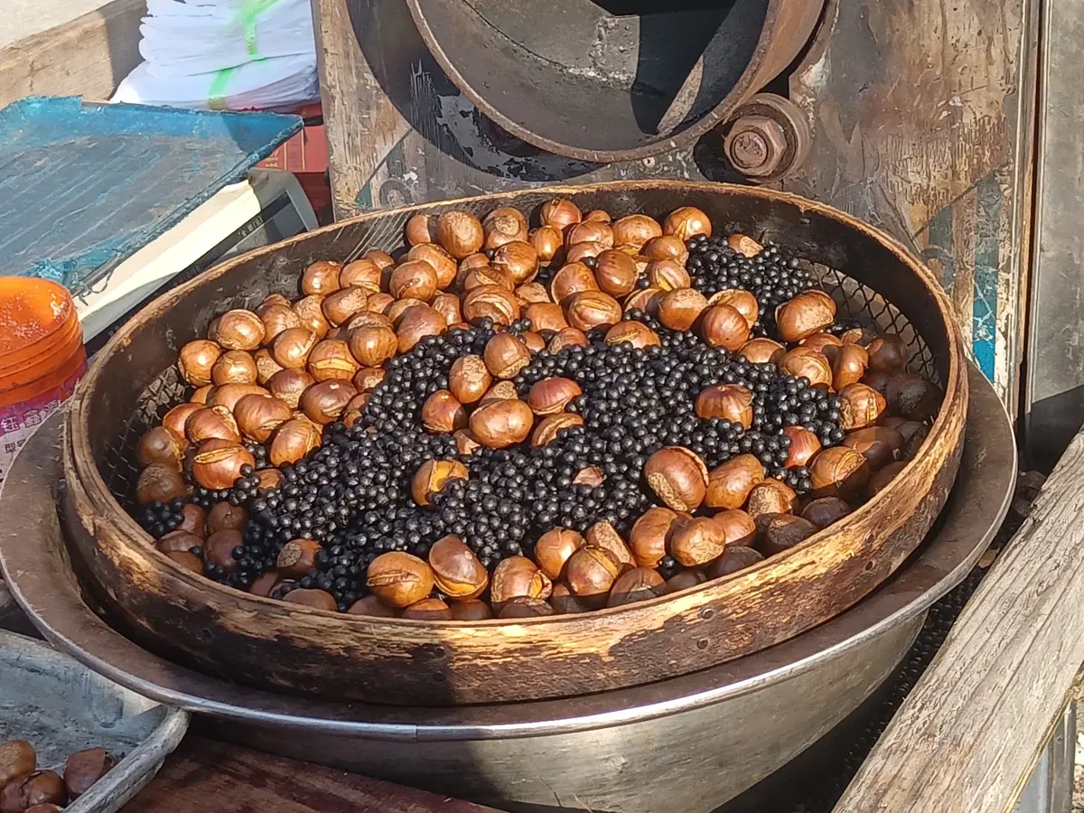 Representative sugar-roasted chestnuts; Qianxi origin is not asserted for this photograph