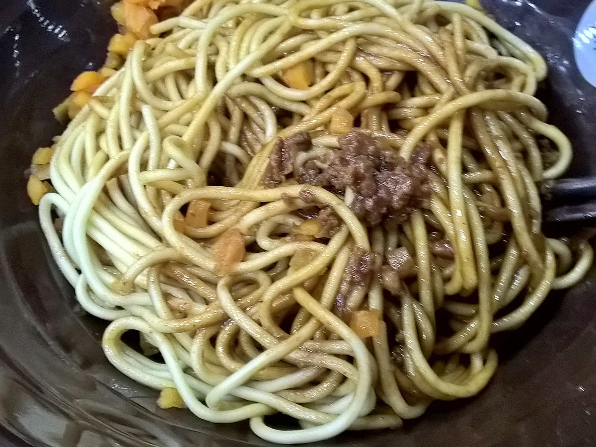 芝麻酱拌匀的武汉热干面