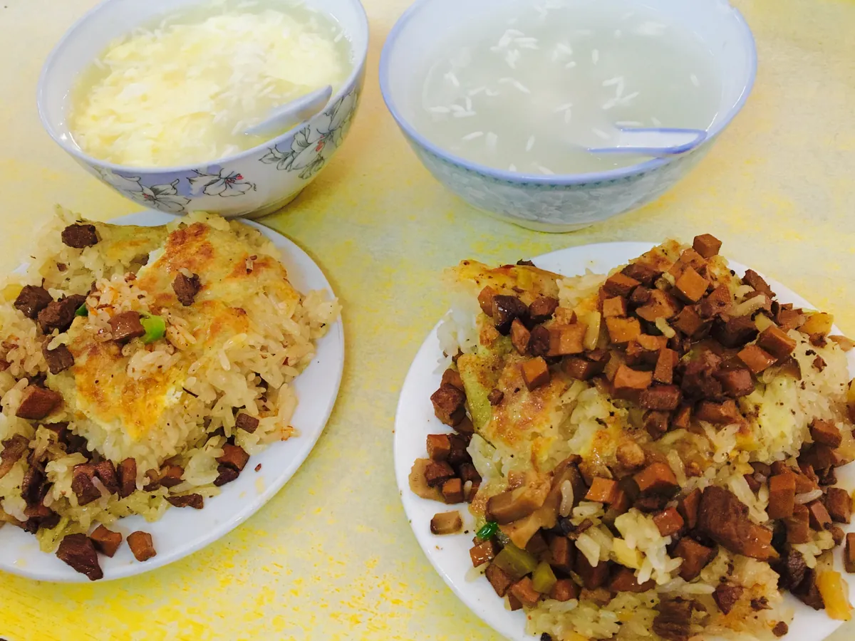 切块装盘的武汉三鲜豆皮