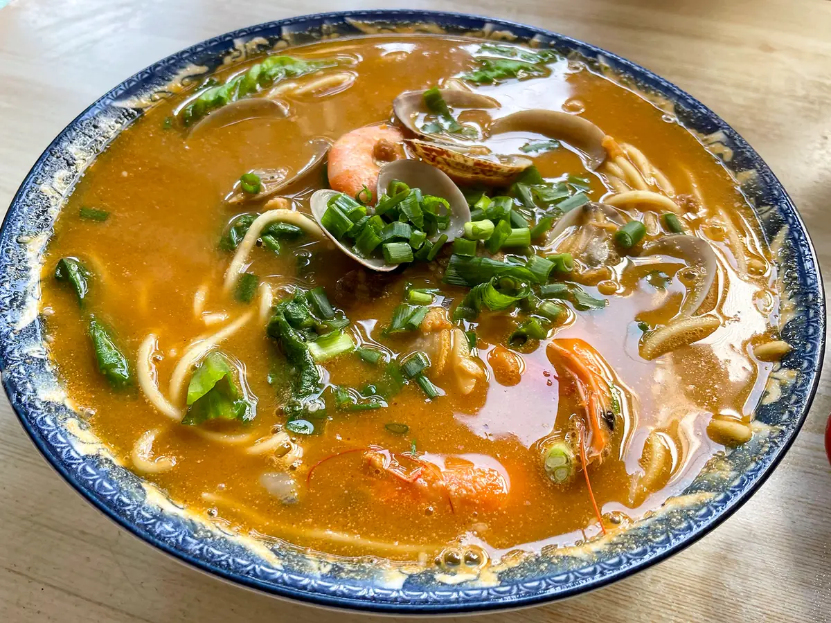 海鲜与豆制品铺满的厦门沙茶面