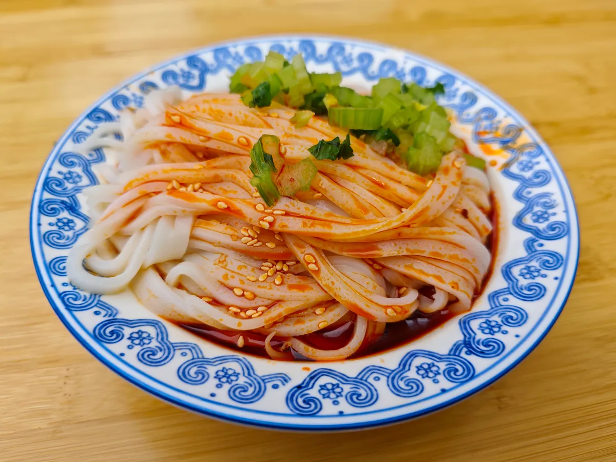 拌有辣油与蔬菜的西安凉皮