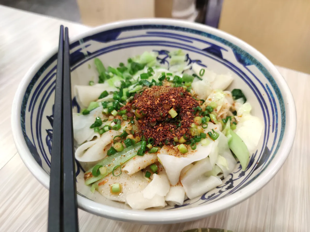 辣椒与葱蒜覆盖的油泼宽面