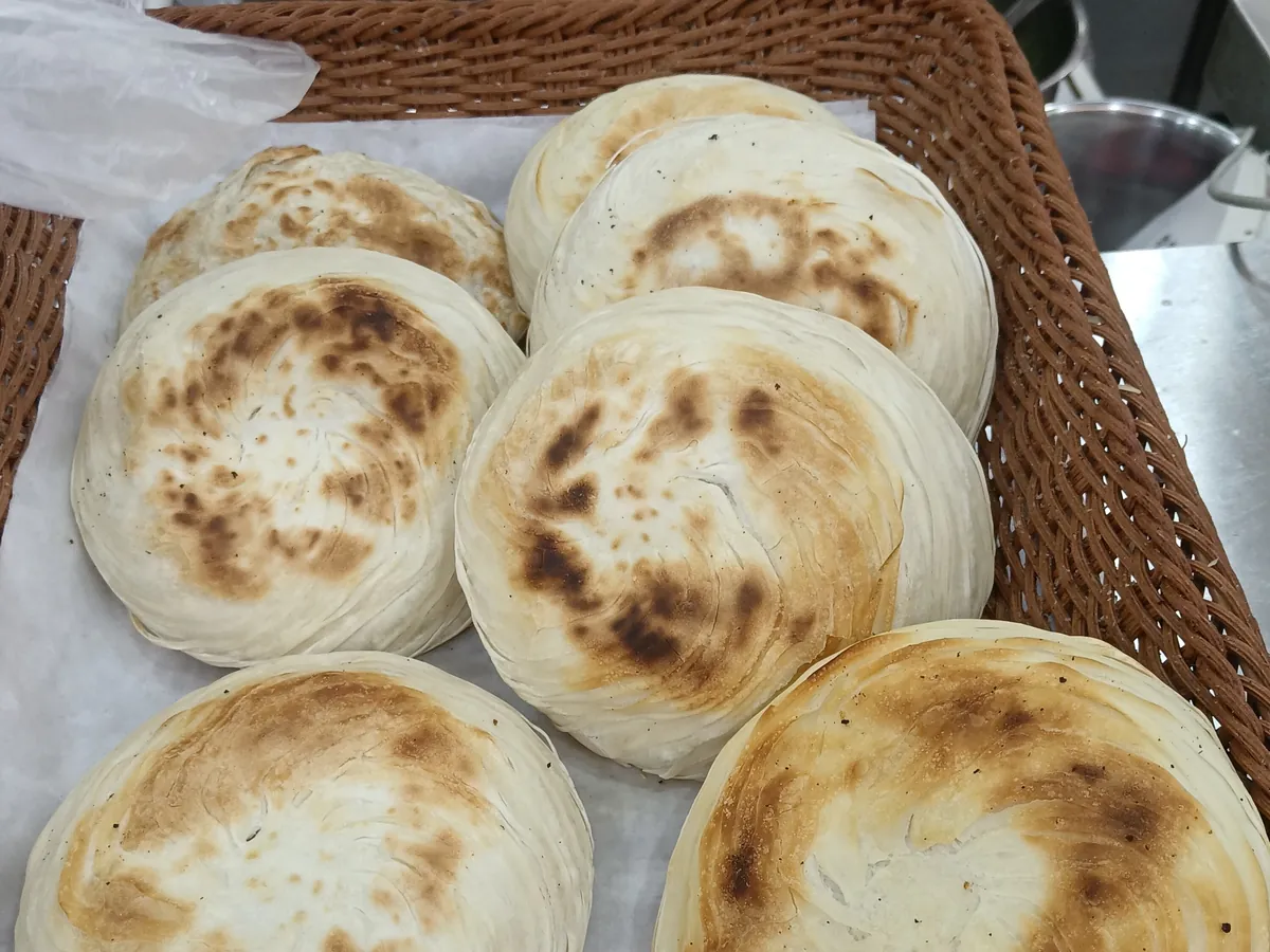 夹着卤肉的西安肉夹馍