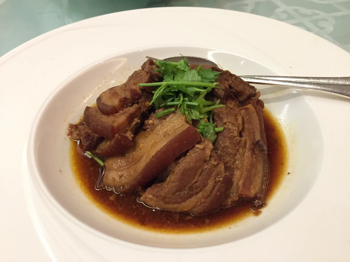 白盘中叠放的酱香把子肉