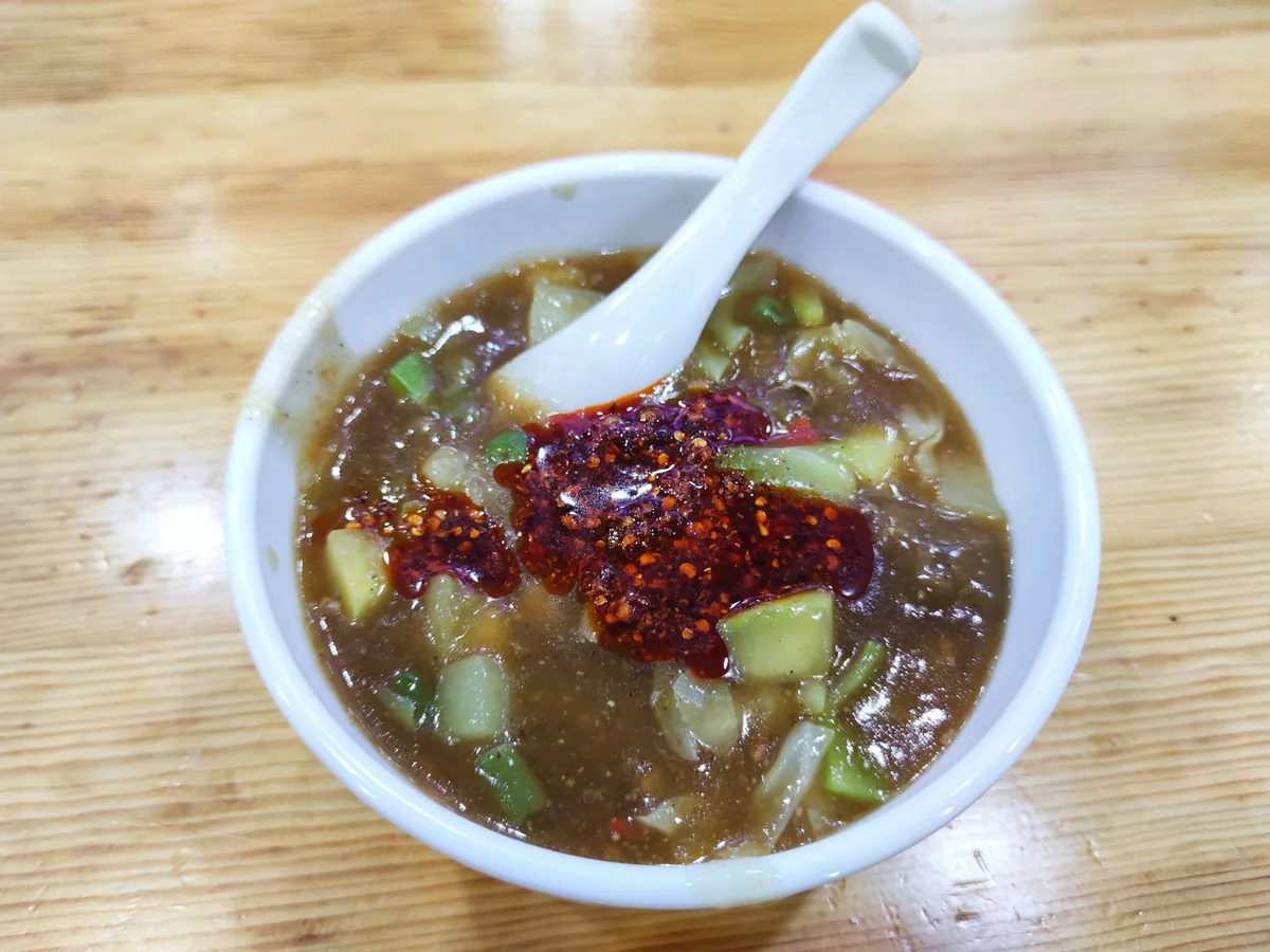 肉丸与辣油点缀的徐州辣汤
