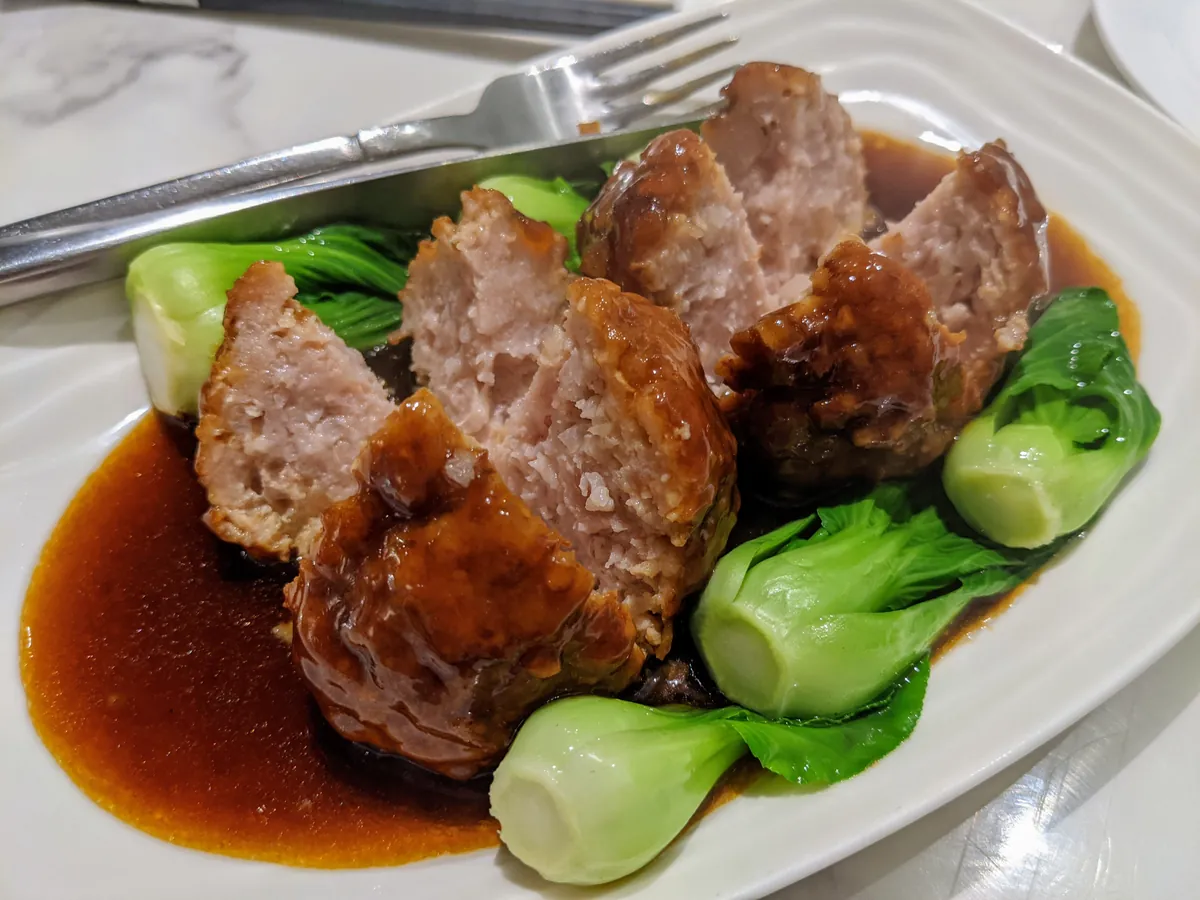 浓郁酱汁中的红烧狮子头