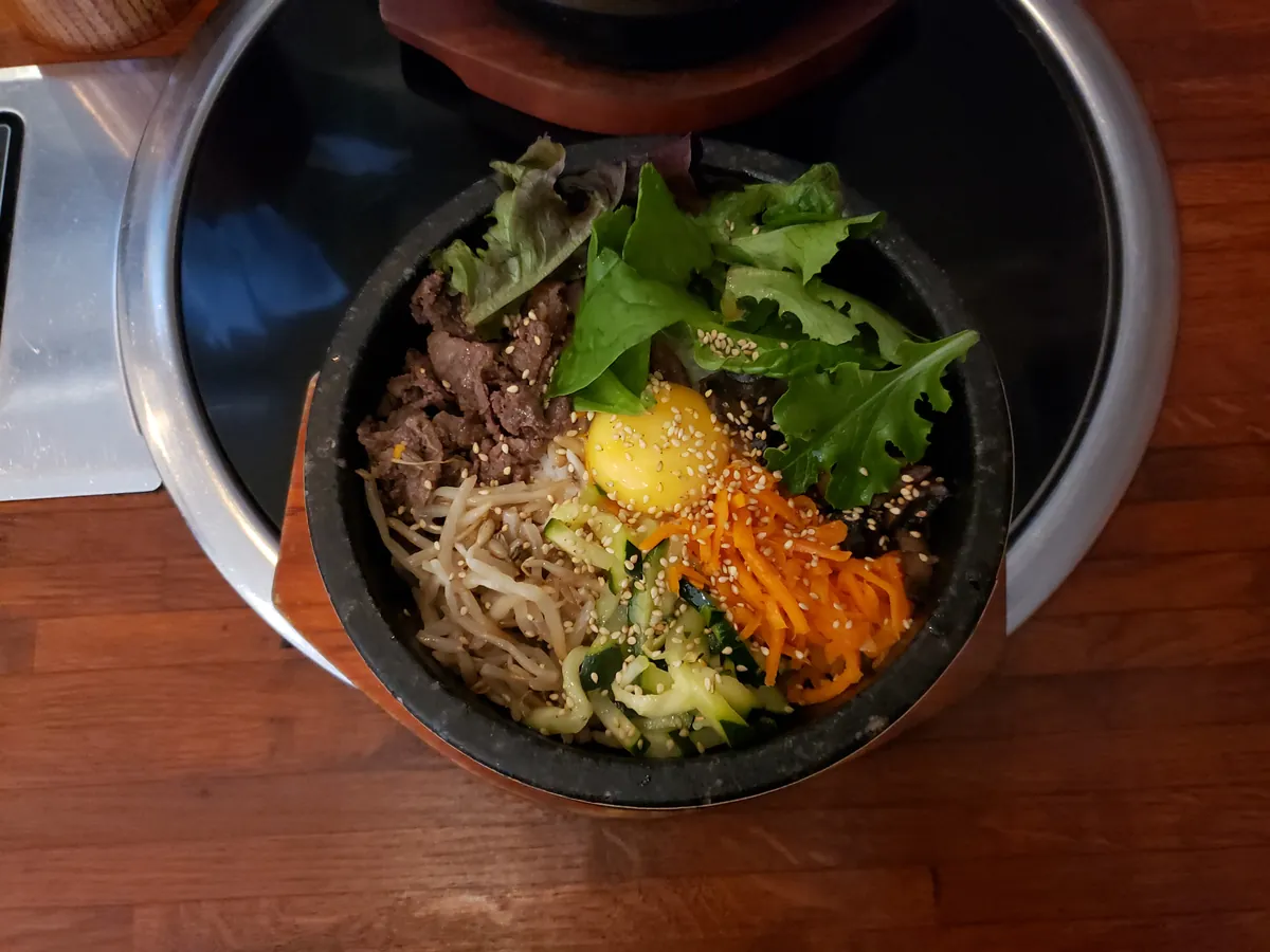 热石锅中的牛肉拌饭